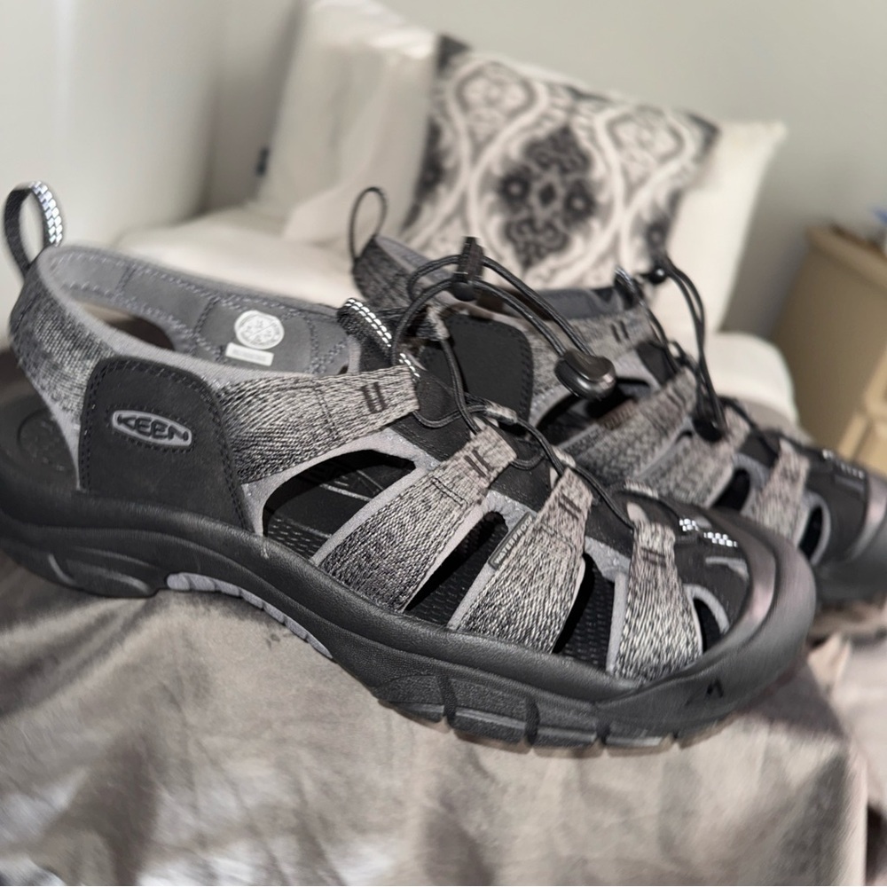 Keen men’s Gray and Black Outdoor hiking Sport water Sandals/shoes Sz 15